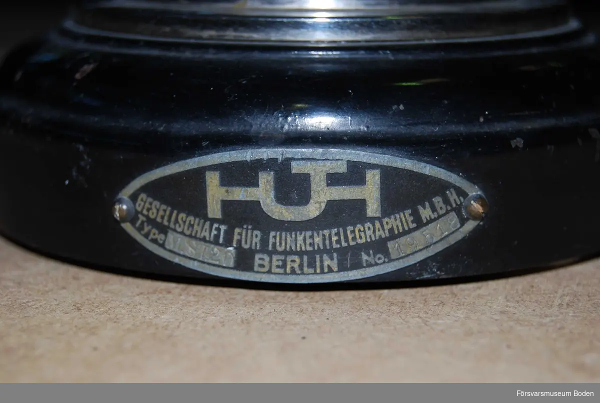 Kolkornsmikrofon med tratt av telefontyp. Hör till Boden Radios Huth-sändare (FMB.000011).