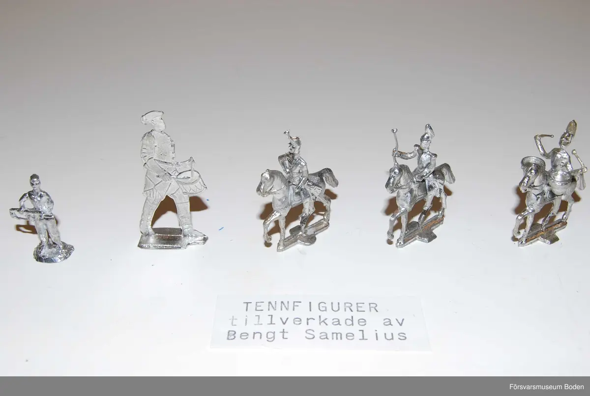 5 st omålade tennfigurer varav en av flat typ.