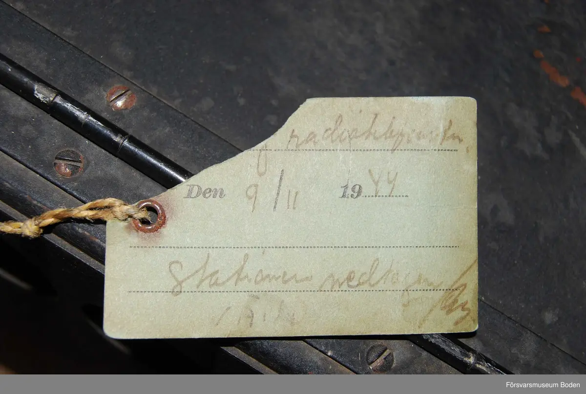 Superheterodynmottagare för AM, frekvensområdet 500 kHz - 60 MHz MHz uppdelat i 4 band. Från mitten eller senare delen av 1930-talet.