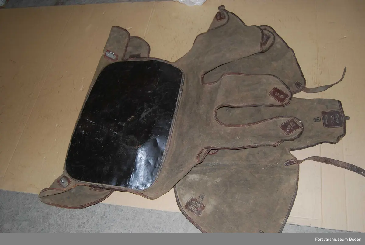 Med insydd platta av svart läder