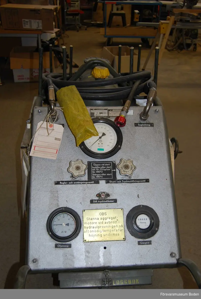 Har ursprungligen tillhört F21 men senare skickad till AF 1 i Boden enligt vidhängande adresslapp. Tillverkningsnummer 7, augusti 1965. Senaste tillsyn år 1998 enligt medföljande loggbok (109 driftstimmar). Nuvarande mätarställning 125,5 driftstimmar.