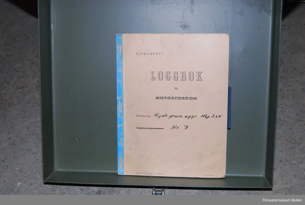 Har ursprungligen tillhört F21 men senare skickad till AF 1 i Boden enligt vidhängande adresslapp. Tillverkningsnummer 7, augusti 1965. Senaste tillsyn år 1998 enligt medföljande loggbok (109 driftstimmar). Nuvarande mätarställning 125,5 driftstimmar.