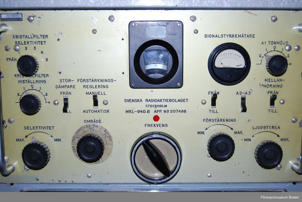Stativ M1 där mottagare både av typen MKL-940B (S.R.A.) och Mt 600 (G.E.C.) monterats. Normalt ska endast en av dessa användas tillsammans med en manöverenhet på den andra platsen.