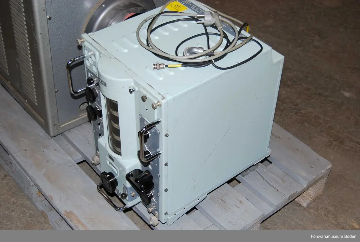 Superheterodynmottagare med HF-steg för marint bruk. VLF (Very Low Frequency)-utförande som kan ta emot frekvenser ner till 15 kHz. Totala frekvensområdet är 15-700 kHz uppdelat i 5 band. Typen användes bl.a. på ubåtar. Med svensk text på fronten.