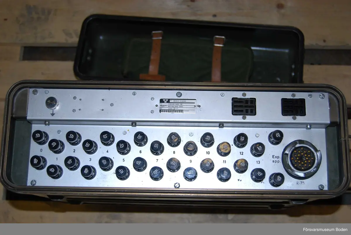 Med bärremmar. Handmikrotelefon förvaras i fodral inuti ett av de båda locken. Funktionskontrollerad 1992 enligt medföljande kontrollapp.