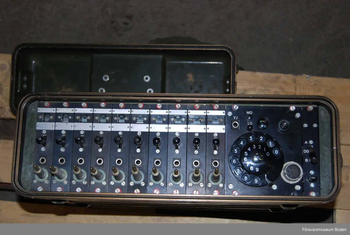 Med bärremmar. Handmikrotelefon förvaras i fodral inuti ett av de båda locken. Funktionskontrollerad 1992 enligt medföljande kontrollapp.