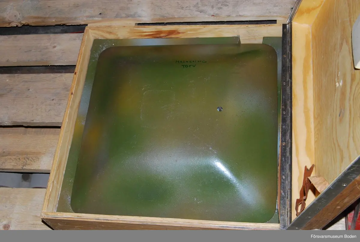 Modell i skala 1/25 av kupol, uppbyggd i flera avlyftbara lager av gjuten aluminiumlegering som målats. Placerad i trälåda med bärhandtag (defekt) och med gummifötter för att kunna ställas på högkant. Lagrens typ skrivna med tusch, vilket verkar ha gjorts i efterhand.
