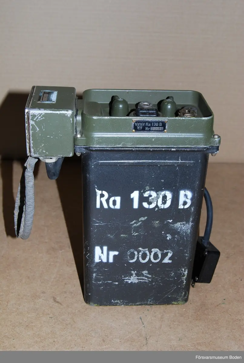 Med fodral (stationsväska) och marschantenn i ficka på sidan. Övriga tillbehör finns ej med. Tillverkningsnummer 0002. Materielnummer Tc 15517 / M3955-130020.