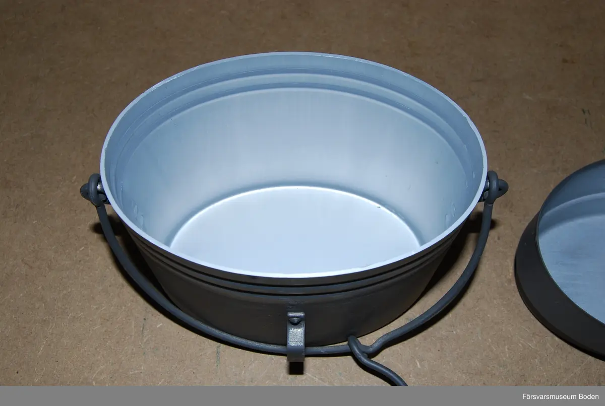 Oanvänt kokkärl av aluminium, grågrönt. Materielnummer M7479-101000-3.