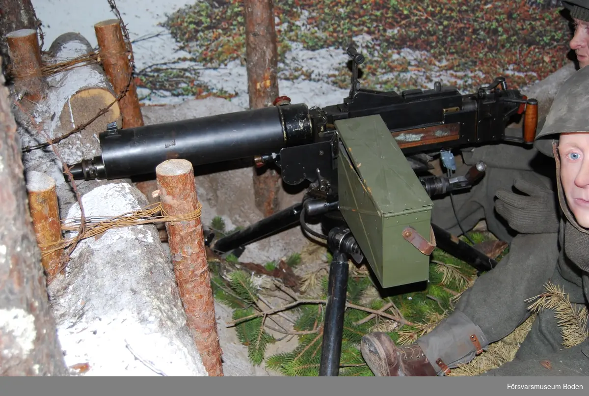 Tillverkad vid Carl Gustaf Stads gevärsmanufakteri, tillverkningsnummer 12255. Vapensköld på manteln. Med marklavett och bandlåda.
