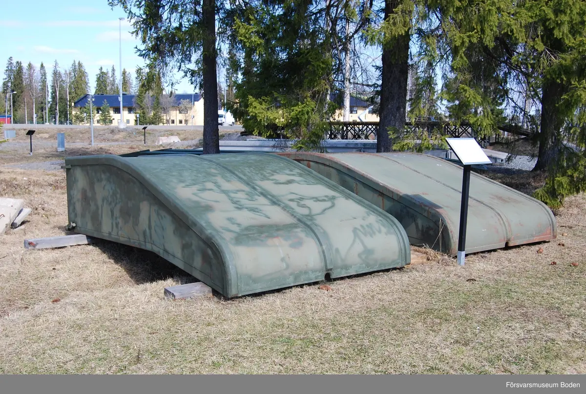 Flytande stöd vid broar och färjor tillsammans med balkbromateriel. Av stål med vattentäta skott.
