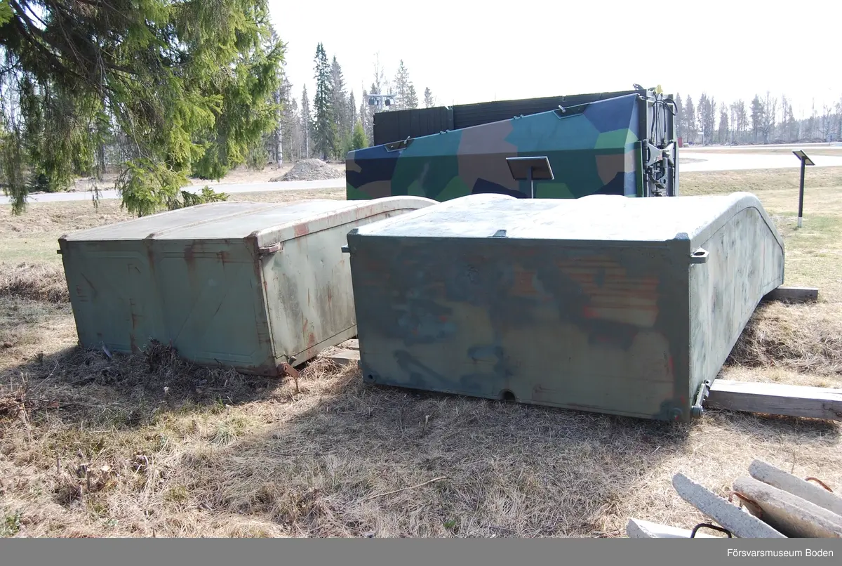 Flytande stöd vid broar och färjor tillsammans med balkbromateriel. Av stål med vattentäta skott.