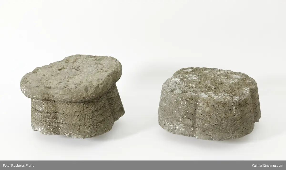 KLM 35218:2:1-2. Dopfuntsfot, av kalksten, 2 delar. Mått, hela foten: höjd 40 cm, största bredd 43 cm. Foten sammansatt av fyra halvkolonner, konade med fyrklöverformad vulst upptill. Saknar fotplatta. Foten som är det enda som återstår av funten är eroderad efter lång tid utomhus. Den har en liten skada vid skarven och en horisontell spricka.