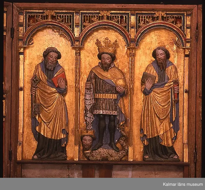 KLM 39477. Altarskåp. Av ek. Triptyk med bemålning och förgyllning. I korpus finns tre skulpturer, i mitten Sankt Olof flankerad av apostlarna Petrus och Paulus. Varje dörr är avsedd för två reliefer placerade i nischer över varandra, en av relieferna är den heliga Birgitta. Skåpets vänstra dörr är rekonstruerad. En relief saknas i den vänstra dörren. Den högra dörren har på utsidan rester av bemålning, rött och grått med små svarta stjärnor. Hela skåpet är konserverat vid ett par tillfällen.