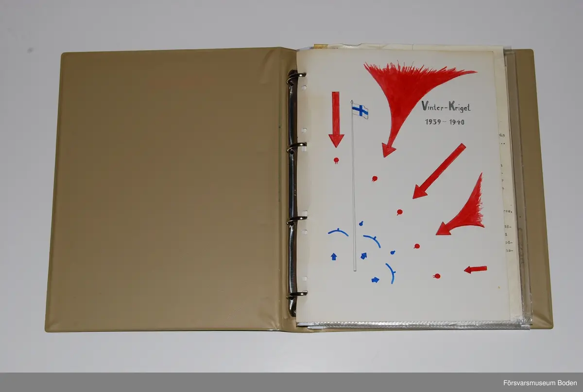 Album innehållande fotografier med utförliga texter, tjänstgöringsintyg, ryska brev (översatta) och liknande sammanställda av Karl Lindskog. Författaren tjänstgjorde vid Märkäjärvi och enligt honom kan albumet ses som ett komplement till kamraten Ragnar E. Naess bok "Marschen till Märkäjärvi" (1940). Fotografierna är i de flesta fallen tagna av furir Rosenquist enligt kommentar i albumet. På slutet finns en redogörelse för en beredskapsplacering i Värmland efter hemkomsten från Finland.