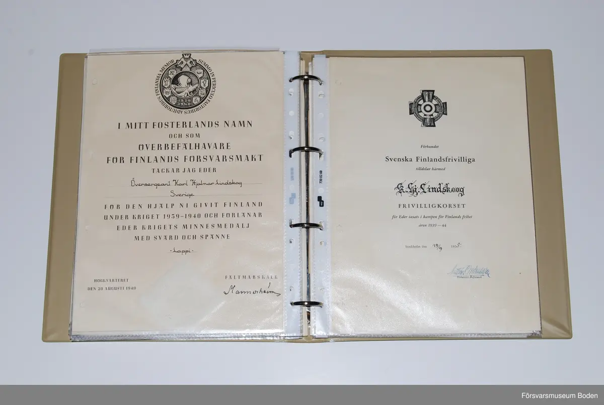 Album innehållande fotografier med utförliga texter, tjänstgöringsintyg, ryska brev (översatta) och liknande sammanställda av Karl Lindskog. Författaren tjänstgjorde vid Märkäjärvi och enligt honom kan albumet ses som ett komplement till kamraten Ragnar E. Naess bok "Marschen till Märkäjärvi" (1940). Fotografierna är i de flesta fallen tagna av furir Rosenquist enligt kommentar i albumet. På slutet finns en redogörelse för en beredskapsplacering i Värmland efter hemkomsten från Finland.