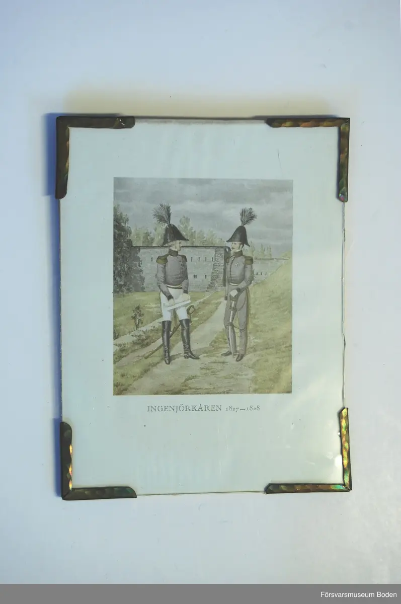 Plansch 23 x 17 cm med glas och upphängningsanordning med kopparskodda hörn.