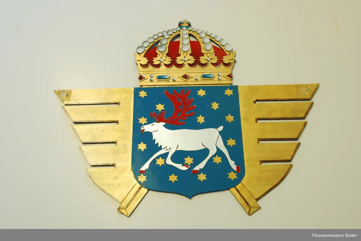 Målad papp med detaljer som skurits ut och limmats ihop. Tillverkad av Åke Wistrand, Göteborg för Bodens garnisonsmuseums nya lokaler invigda 1982. Ej komplett då bl.a. fästen och parerstång på svärden saknas (avbrutna).