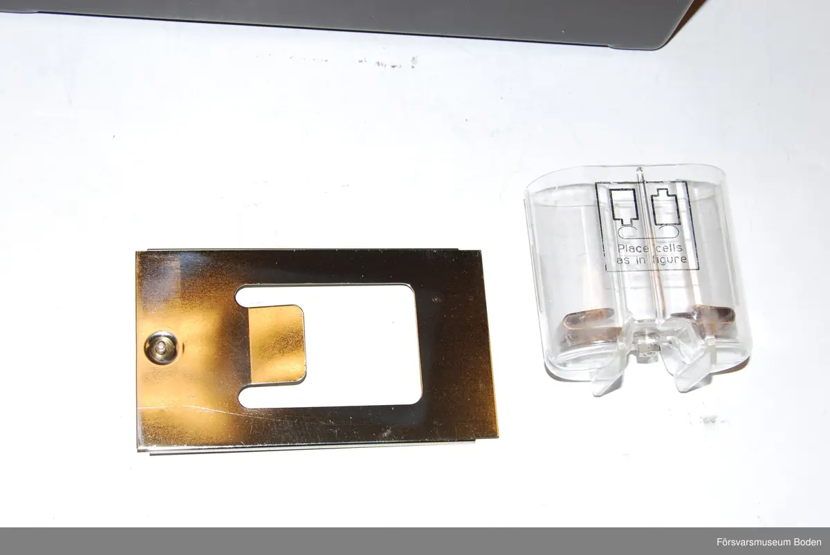 Ny i öppnad kartong. Telefonapparat m/1937 utan LB/CB-omkopplare och klyka.  Tillverkad under vecka 50 1963 enligt stämplar på chassi och emballage. Inget synligt serienummer i övrigt.