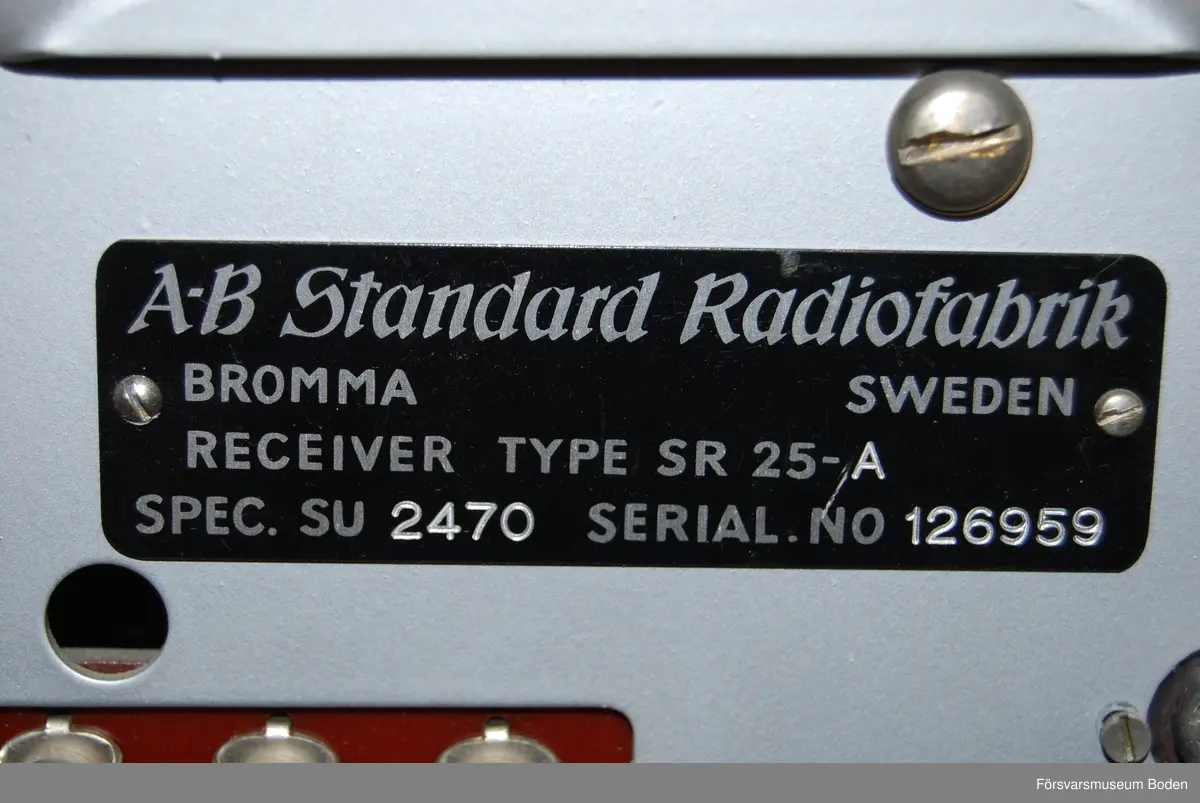 16-rörs radiomottagare av superheterodyntyp med sex frekvensband mellan 0,52-30 MHz. Monterad i trähölje 52,5 x 26 x 38 cm. Serienr 126959. Kopierad manual daterad juni 1956 finns i medföljande pärm.
