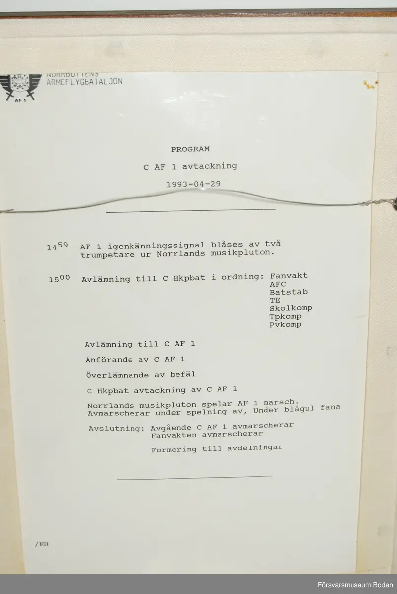 Gåva till Norrlands musikpluton I 19/P 5 efter deltagande vid avtackningen av C AF 1 Sven-Olof Kuoppala 29/4 1993. Ramens yttermått 23 x 31,5 cm. Program på baksidan.