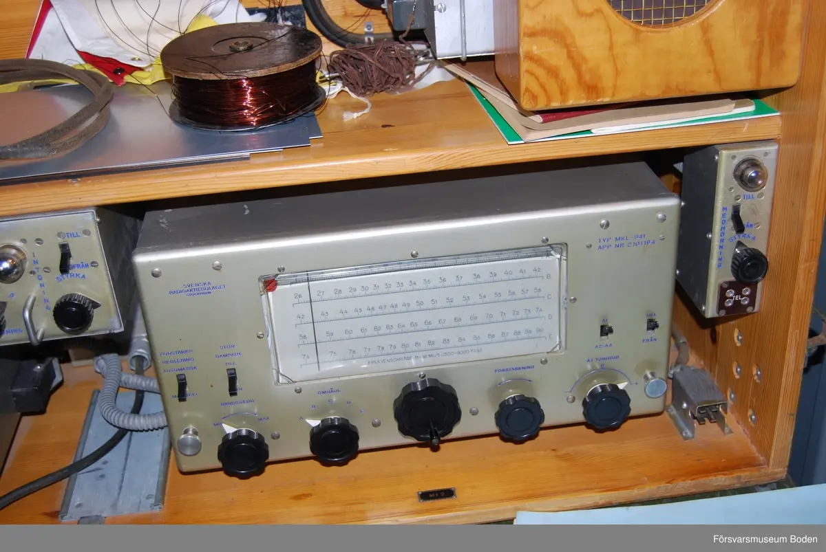 Endast sändare och mottagare med tillhörande transportlådor (komplett radiostation består dessutom av materiellåda, 2 st ackumulatorlådor, generatorlåda och ledningsstolpar, totalt 7 kolli). Mottagarlådan innehåller två mottagare av typ MKL 941, och sändarens typbeteckning är CT 100 B.