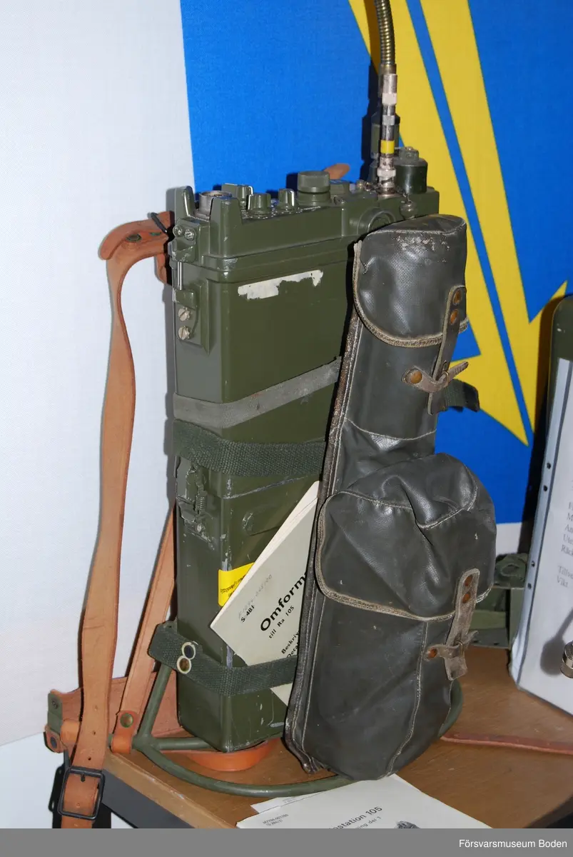 Med batterilåda, packficka och bärmes. Marschantenn sitter monterad.