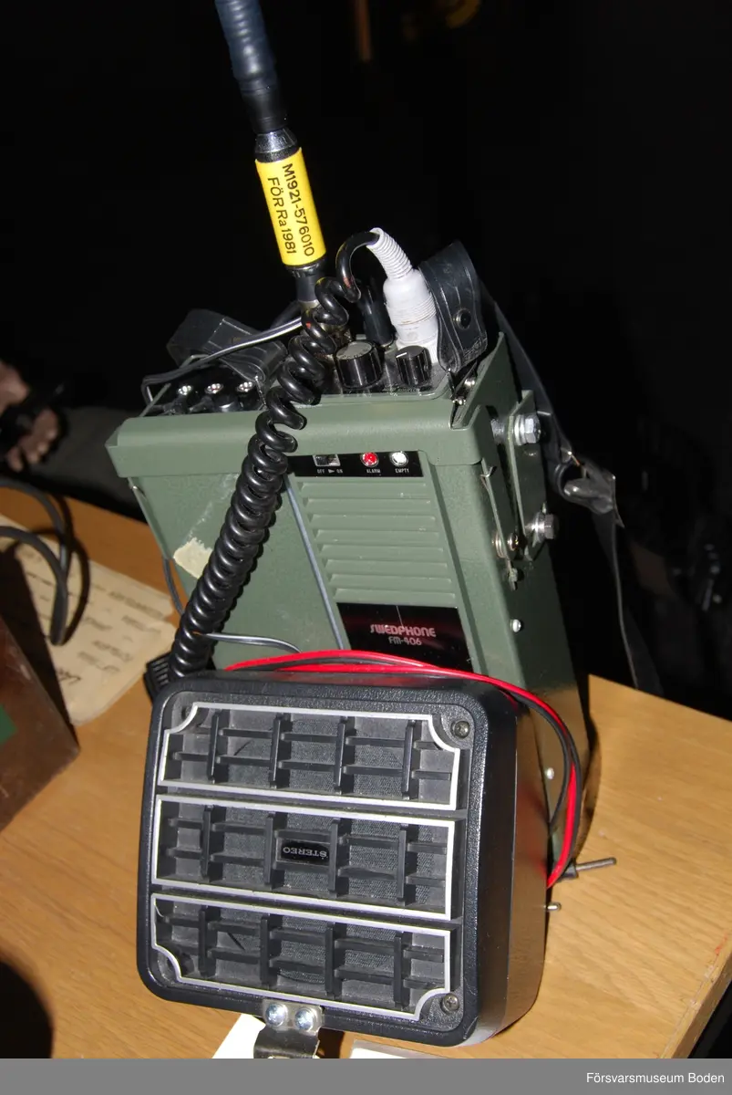 Radion sitter inmonterad i effektsteget, vilket är försett med utanpåmonterad högtalare typ bilstereo. Antenn M1921-576010 samt mikrofon monterad på radion.