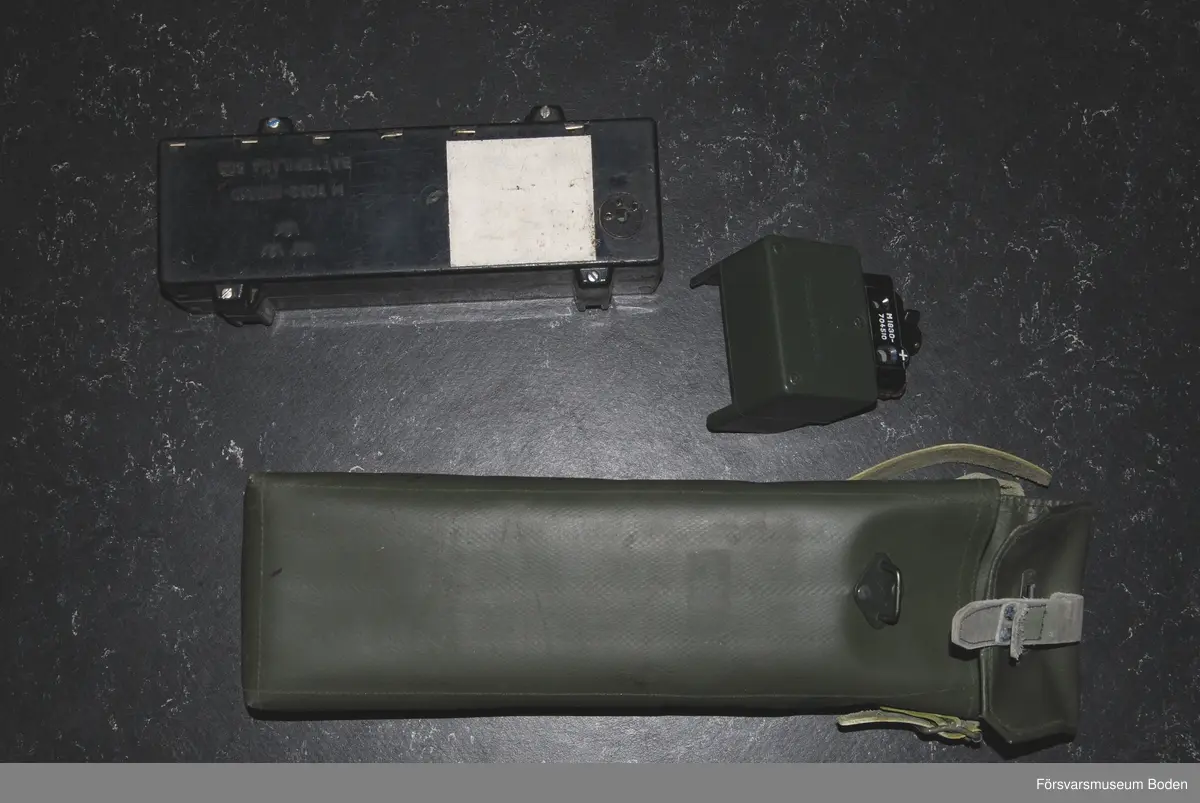 Fodral märkt F3400-000009 innehållande batterilåda 303 och kontaktdon märkt med F3400-000008 samt M1830-704510.