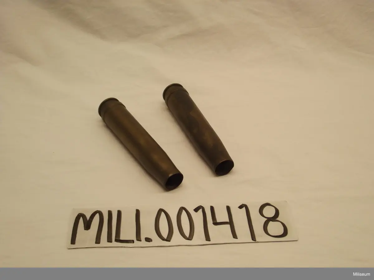 Amerikanska.
Med 20 mm respektive 12,7 mm kaliber, samt skarpa patroner med 12,7 mm kaliber, från de två nödlandade Flygande Fästningarna.
2 st L 140 Diam 26	4 st ihopkoppl.=2 st 135, 2 st 138 2 tomhylsor L 100   Diam 20 1  st 58 x 10