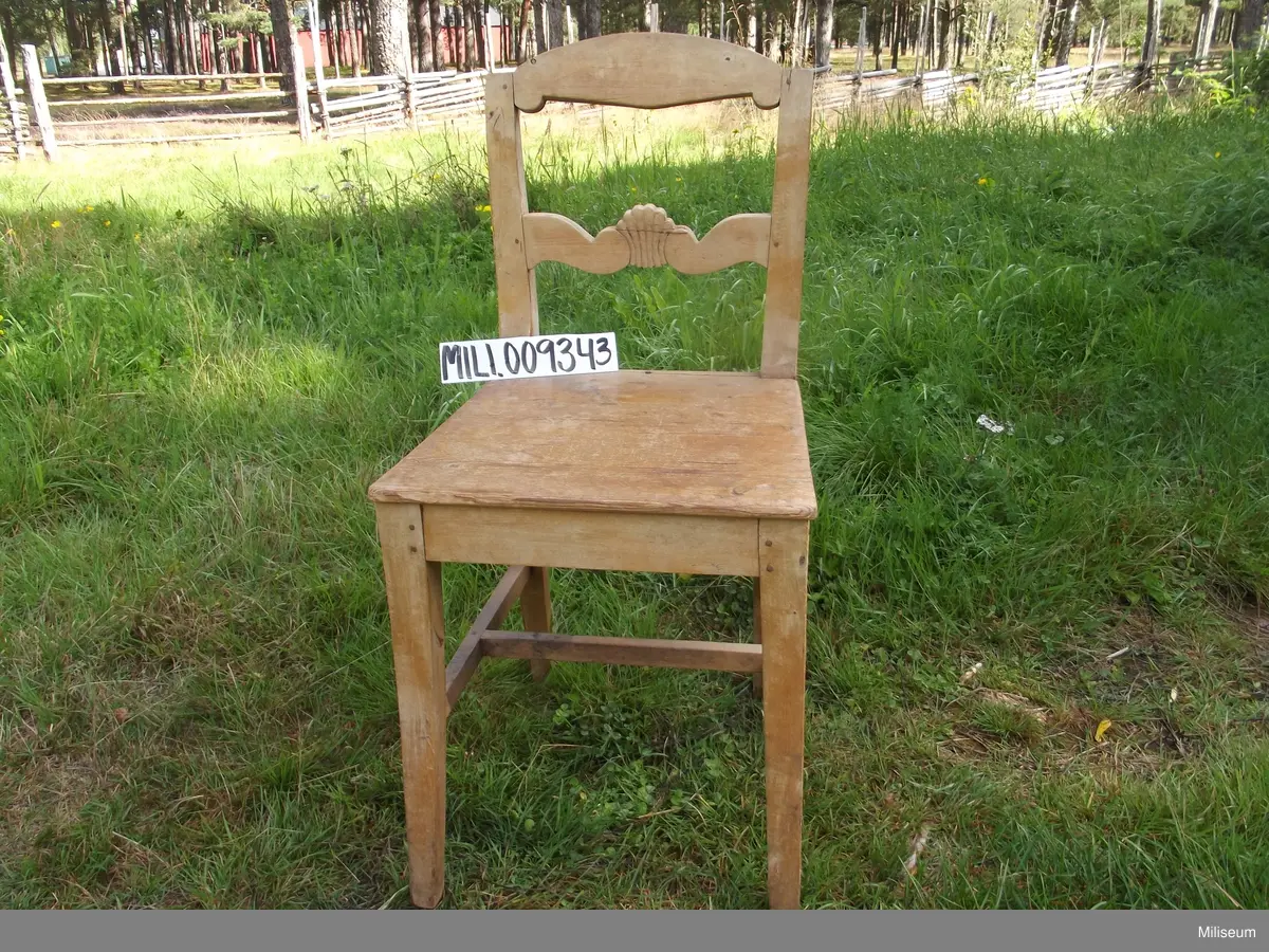 Stol av trä, omålad. 
Ryggdekoration.