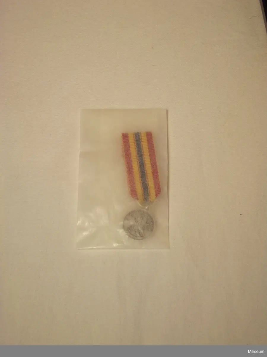 Medalj för Smålandsbrigaden och Smålandsregemente

På framsidan: Smålandsbrigaden - Smålands söner till rikets värn 1994 - 2000.
Baksidan: Smålands regemente I 12/Fo 17 - Smålands söner till rikets värn 1623 - 2000. 

En medalj i naturlig storlek och en i miniatyr med tillhörande fodral.
