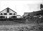 Korpralskolan 1905, skämttävlingar till häst framför 2:a skvadronens stallar.