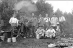 Koktrossen förbereder måltid i bivacken under sommarmarschen 1929 vid Tärnet, Hanken, Karlsborg.