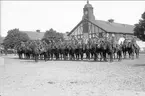 Regementet till häst uppställt på kaserngården söder om stallarna för avlämning före avmarsch till fälttjänstgöring under sommarmarschen 1932.