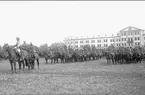 Regementet till häst uppställt på fältet söder om kasern för avlämning före sommarmarschen 1931. Ryttmästare Carl-Erik Berthold kallades för 