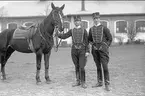 Två livhusarer i uniform m/1895 med stamhäst framför ridhuset på K 3 kasern i Skövde.