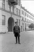 Livhusar i uniform m/1895 utanför södra valvet, K 3 kasern i Skövde