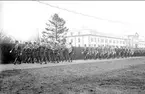 Musikkåren och bakom den officersaspirantskolan i Skövde 1929-1930. Marsch till korum i soldathemmet 4:de dec. 1929.