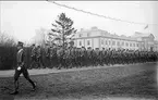 Marsch till soldathemmet för högtidlighållande av 4 dec. 1929. Dagofficeren löjtnant Claes von Essen främst.