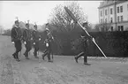 Standar och standarvakt under inryckning efter deltagande i högtidlighållandet av 4 december 1930 i soldathemmet.