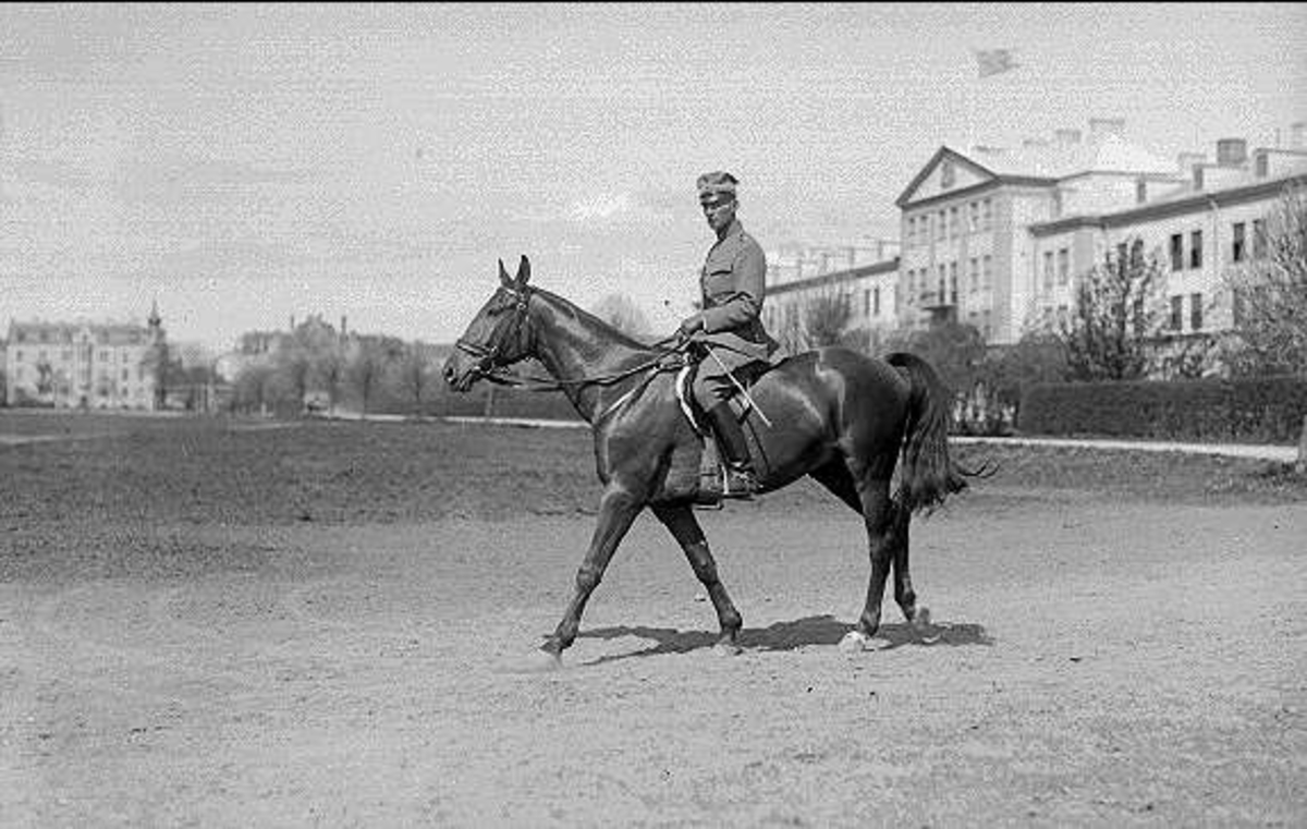 Löjtnant Sven von Essen med den mycket framstående tävlingshästen Flanagan.