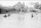 Patrullfälttävlan till häst 1934, övergång av vattendrag genom simning med häst. Man ser att hästarna är lite oroliga - vill ej gärna lämna stranden innan de fått syn på den motsatta.