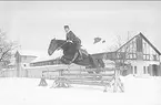 Underlöjtnant Melcher Wernstedts stamrekrytskola övar hoppning i snö på östra kaserngården.