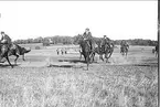 Regementskapplöpningarna 1933 på fältet söder K 3 kasern. Furirjaktloppets upplopp.