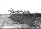 Regementskapplöpningarna 1931 på fältet söder K 3 kasern. Väl samlade bakom mastern över jordvallen.