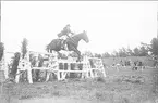 Skövde fältrittklubbs tävlingar 1934 på prishoppningsbanan öster om kasern. I bakgrunden Dunkehallsåsen.