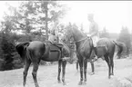 Skövde fältrittklubbs tävlingar 1934. Ryttarprinsen Gustaf Adolf och sekundchefen överste Henry Peyron ute i terrängen söder K 3 för att följa terrängritten.