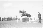 Ridutbildning för officerare i banhoppning på södra fältet.