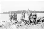 Patrullfälttävlan 1934. Åskådare från höger: Rittm. H Brock, Norge, major Carl Axel Torén, löjtn. Lars af Sillén, bataljonsveterinär John Munthe, ryttm. Allan Ekman, major Bertil Sandström, ryttm. Peter von Essen och bataljonsläkare H Rosvall.